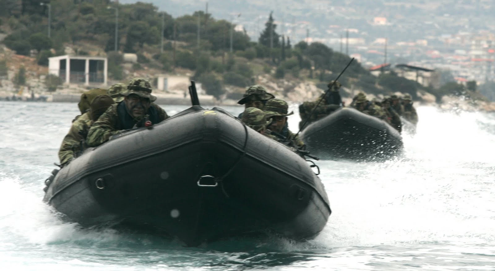 Αυτό είναι το έμβλημα και το σύνθημα των κομάντο του Στρατηγού Φλώρου! Και «βήμα πρόσθες»